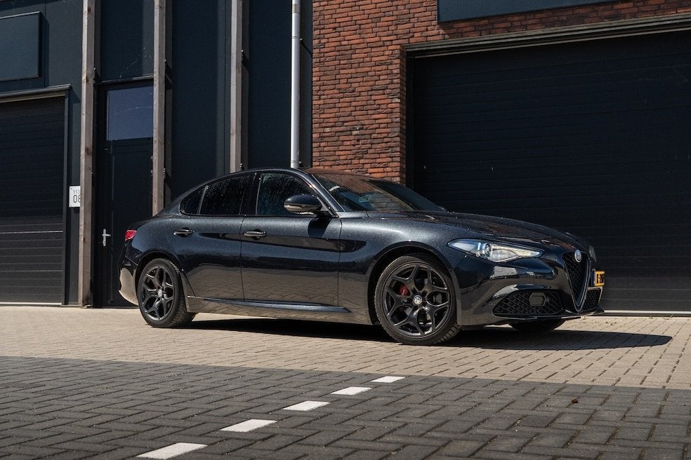 Zijaanzicht van de Alfa Romeo Giulia op 18 inch zwarte velgen
